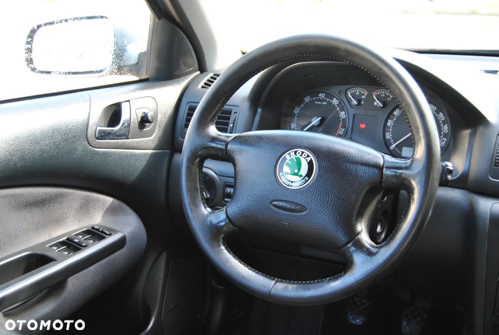 Skoda Octavia 1.6 Combi Ambiente - 10