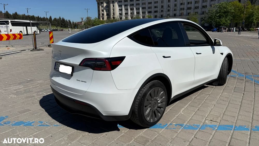 Tesla Model Y - 9