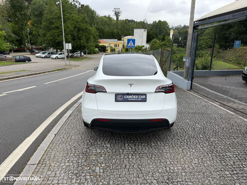 Tesla Model Y - 8