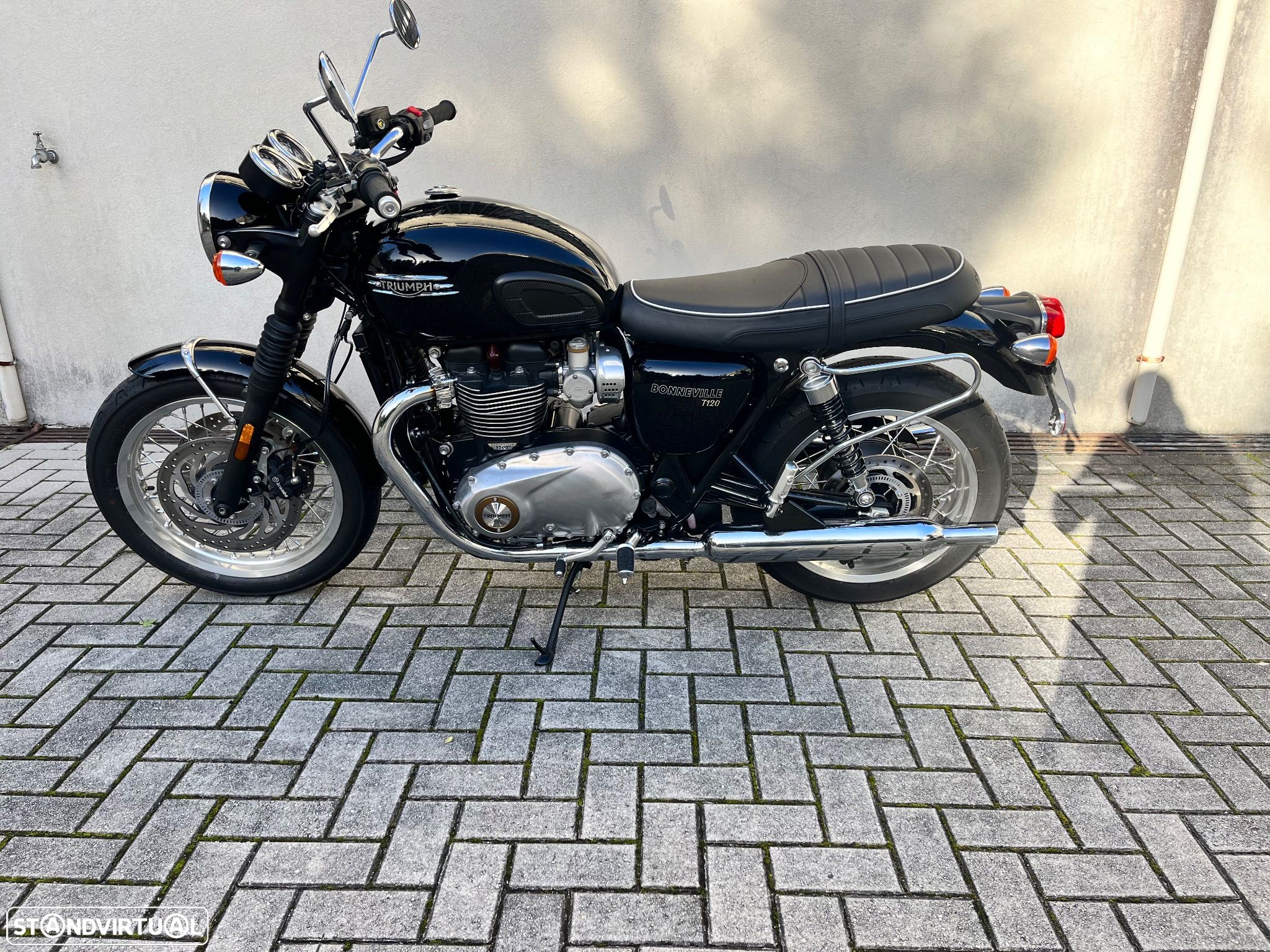 Triumph Bonneville T120 - 1