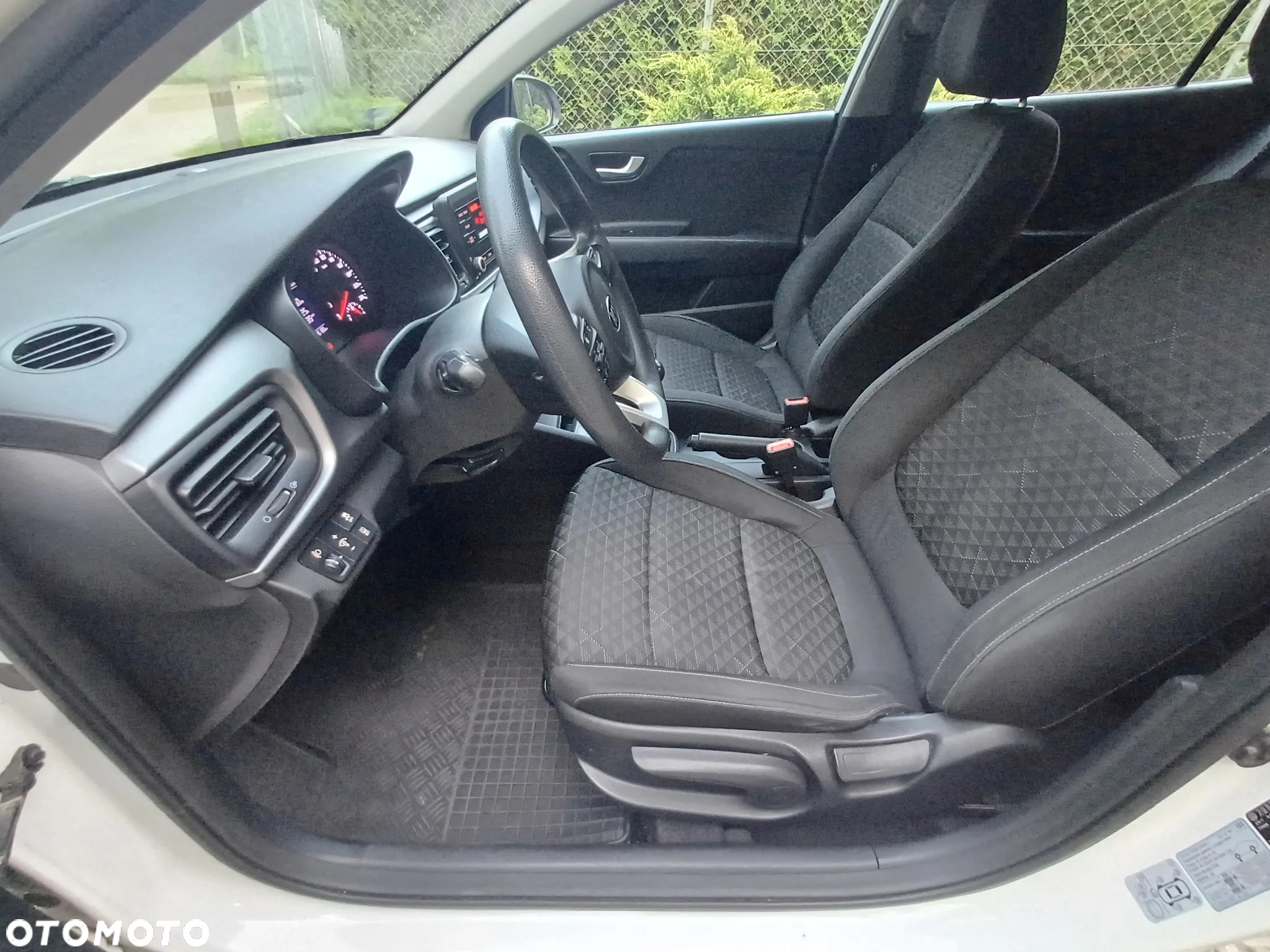Kia Rio 1.2 M - 11
