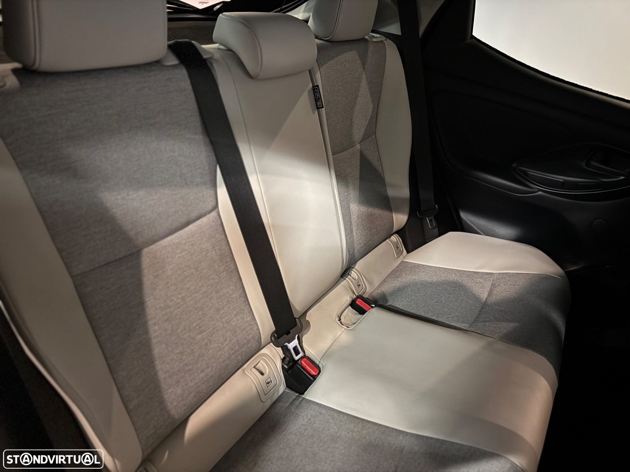 Toyota Yaris 1.5 HDF GR Sport - 37