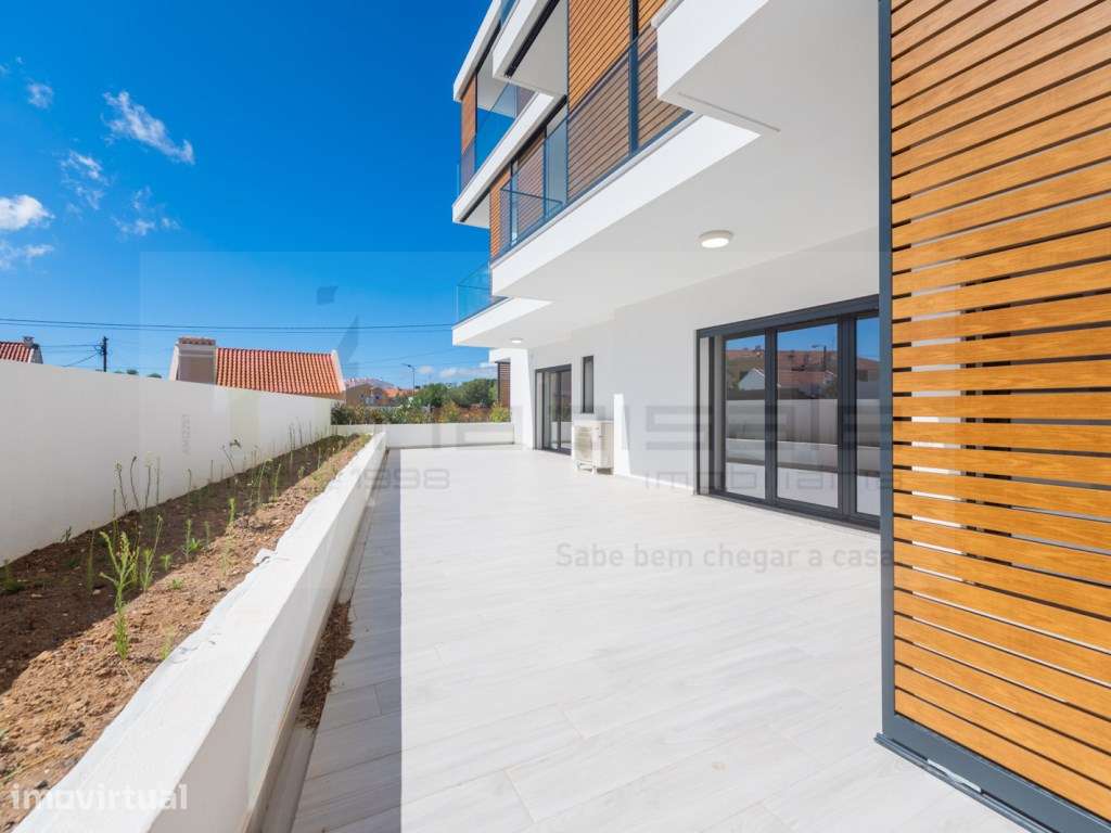 T2 a Estrear com Terraço a Sul em Condomínio Fechado