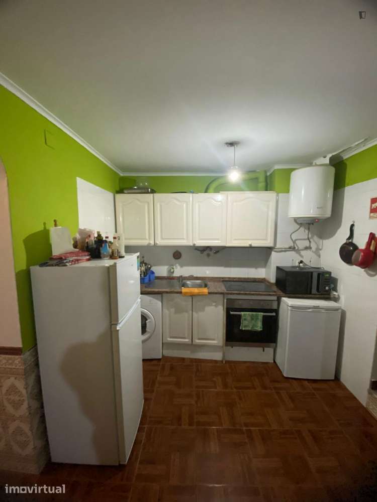 Quarto - localizado em Penha Lisbon - Grande imagem: 3/5