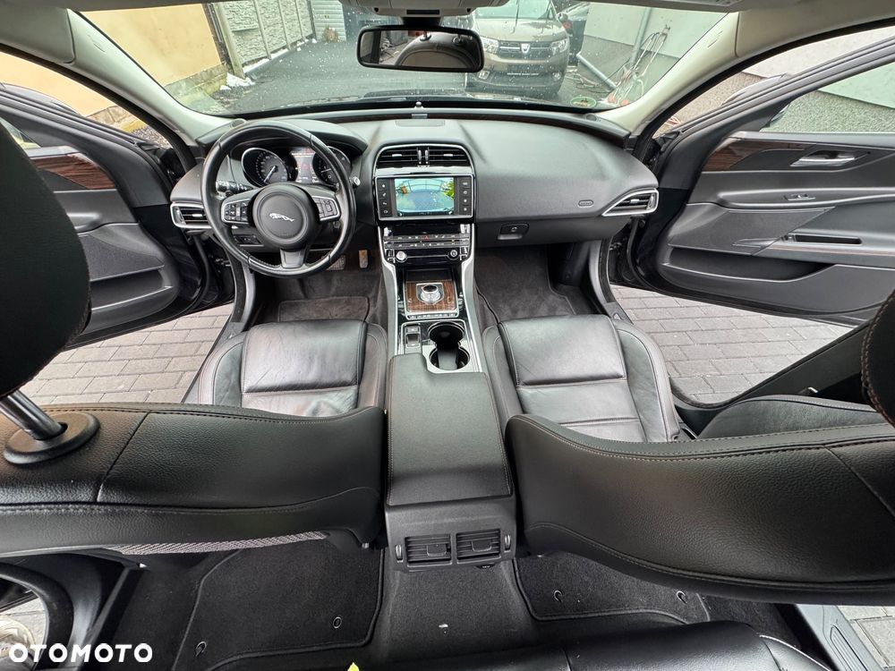 Jaguar XE 2.0 D Prestige - 31