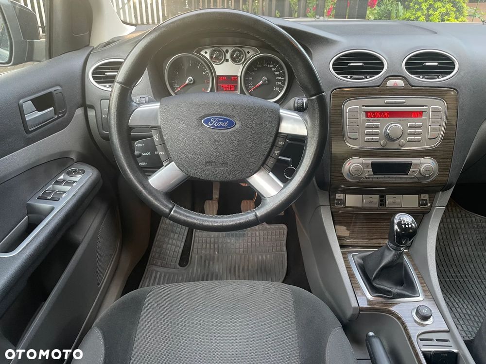 Ford Focus Ghia - 10