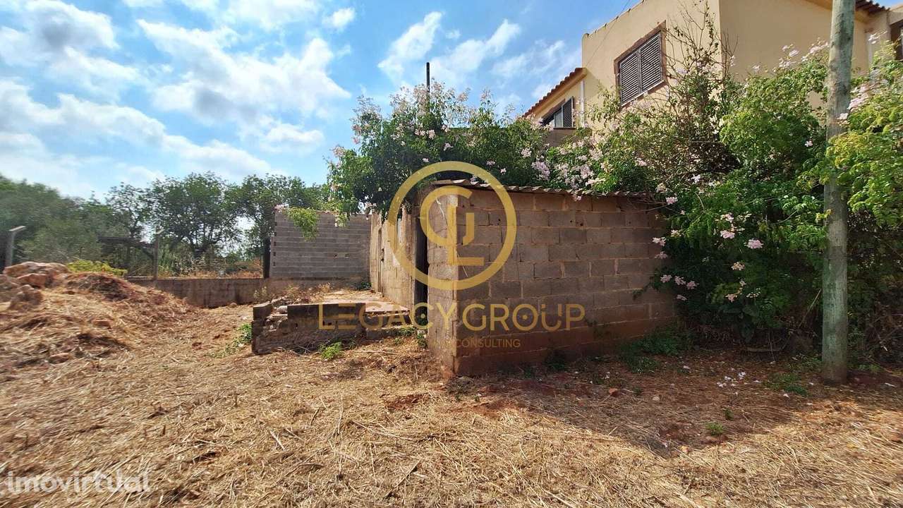 Casa isolada para restaurar, com terreno de 525m2 situada em Paderne - Grande imagem: 4/21