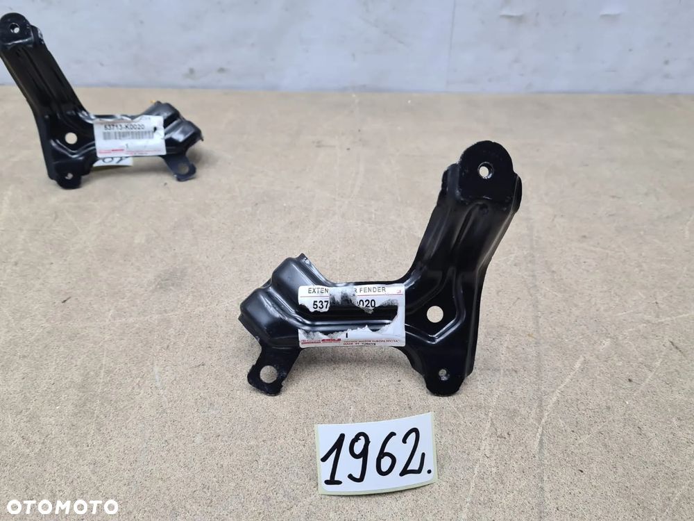 Toyota Yaris 4 IV 53714-K0020 uchwyt wspornik mocowanie błotnika lewy przód - 1