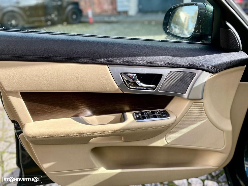 Jaguar XF 2.2 D Premium Luxury - 24
