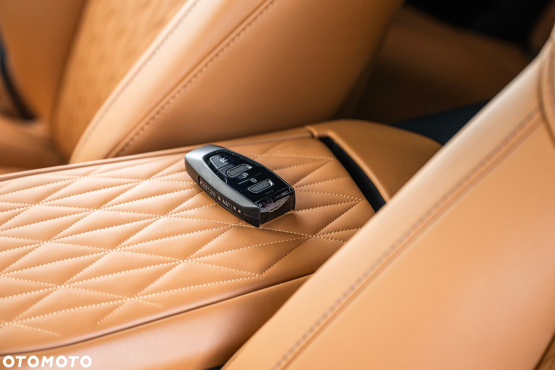 Aston Martin DB12 - 31