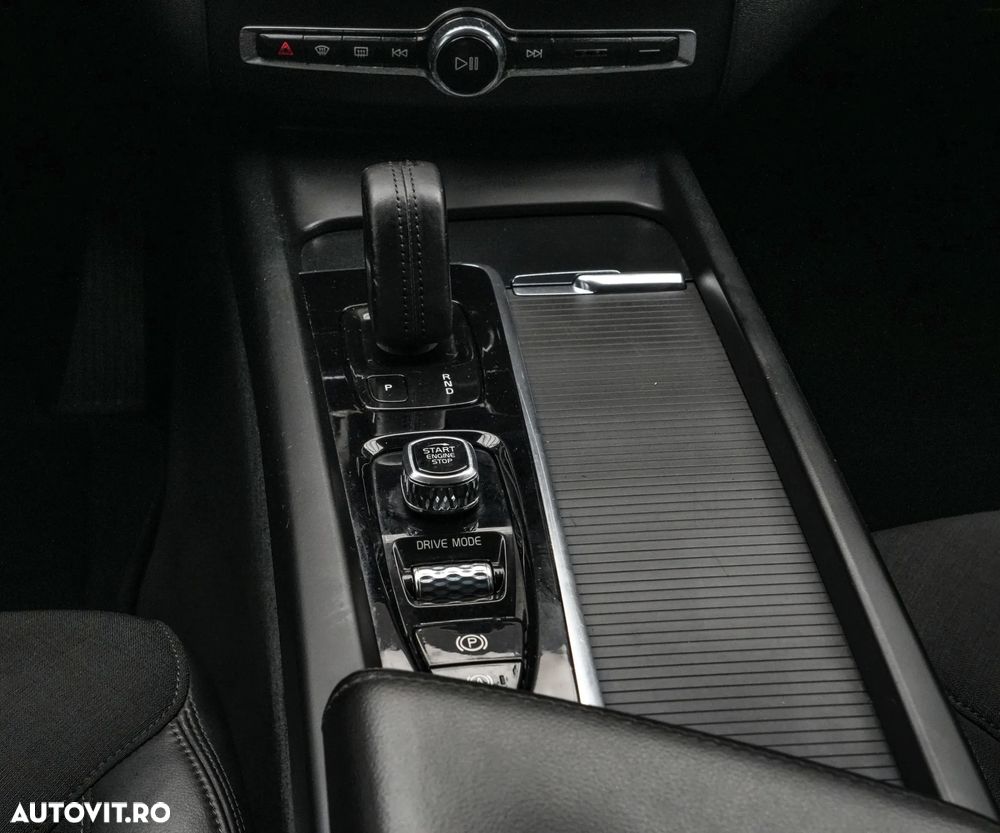 Volvo XC 60 B4 MHEV AT8 AWD Momentum Pro - 19