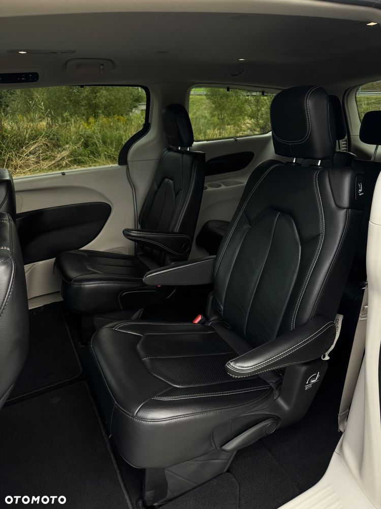 Chrysler Pacifica - 32
