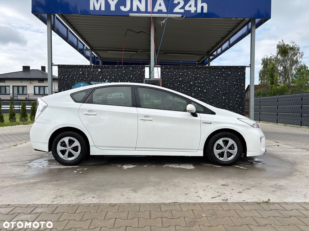 Toyota Prius (Hybrid) Sol - 4