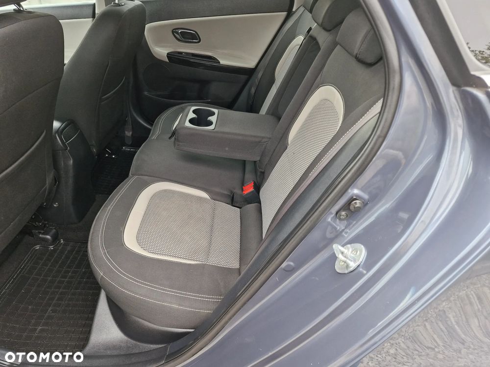 Kia Ceed - 32