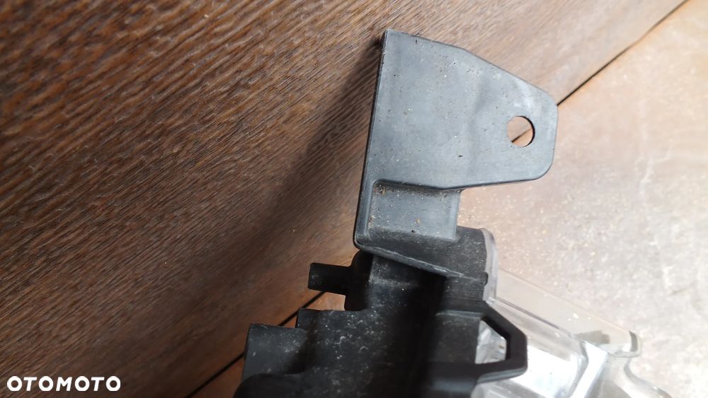 Lampa przednia prawa zwykła Toyota Avensis t29 lift - 6