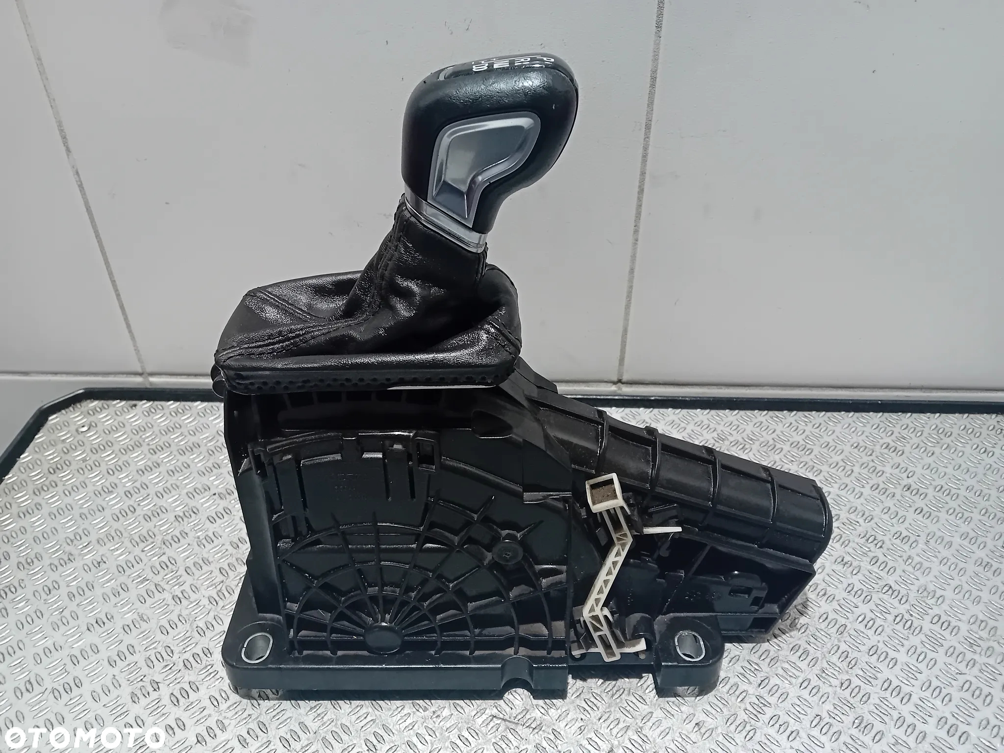 lewarek zmiany biegów gałka mieszek Volvo S60 III 2020 automat 32240584 - 4