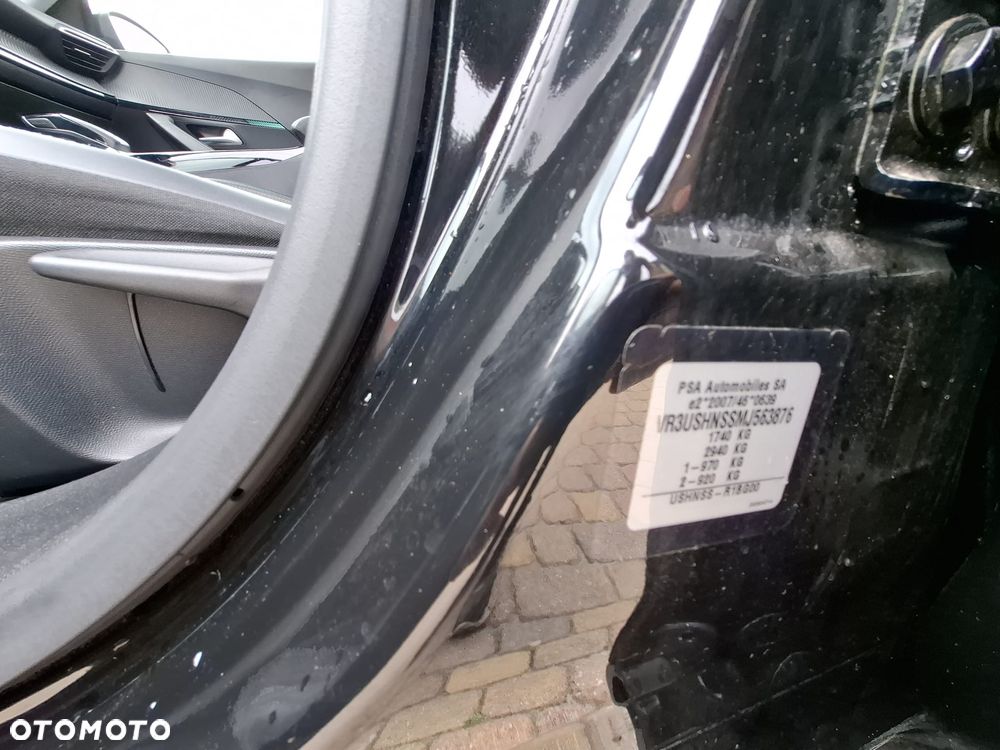 Peugeot 2008 PureTech 130 EAT8 GT - 27
