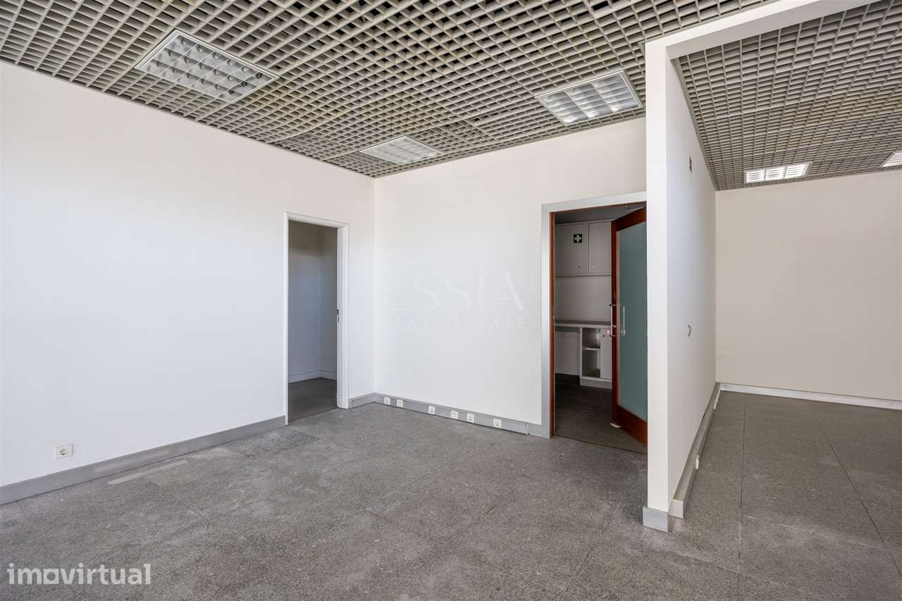 Loja de 170 m² com copa no centro das Termas de São Vicente, Penafiel - Grande imagem: 4/8