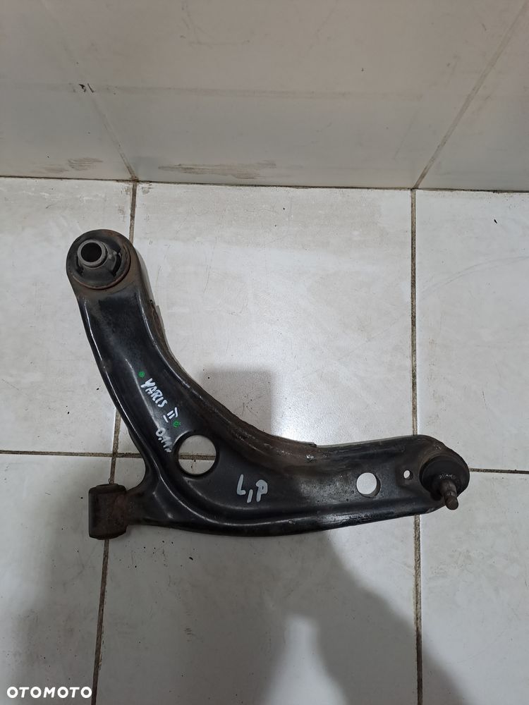 wahacz lewy przód Toyota Yaris II 1.33 VVT-i 2011 - 1