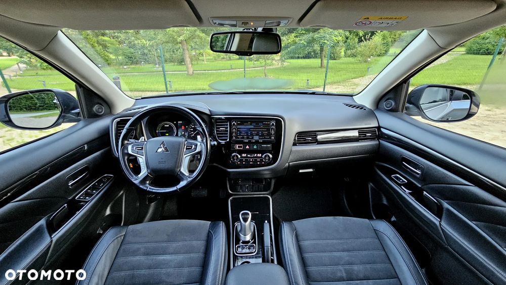 Mitsubishi Outlander 2.0 4WD Plug-In Hybrid - 32