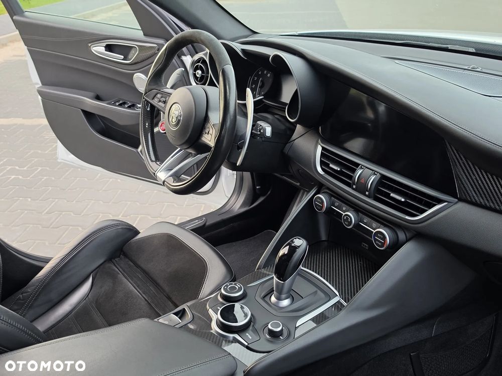 Alfa Romeo Giulia 2.9 V6 Bi-Turbo AT8 Quadrifoglio - 13