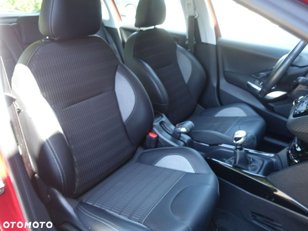 Peugeot 2008 1.2 Pure Tech Allure S&S - 15