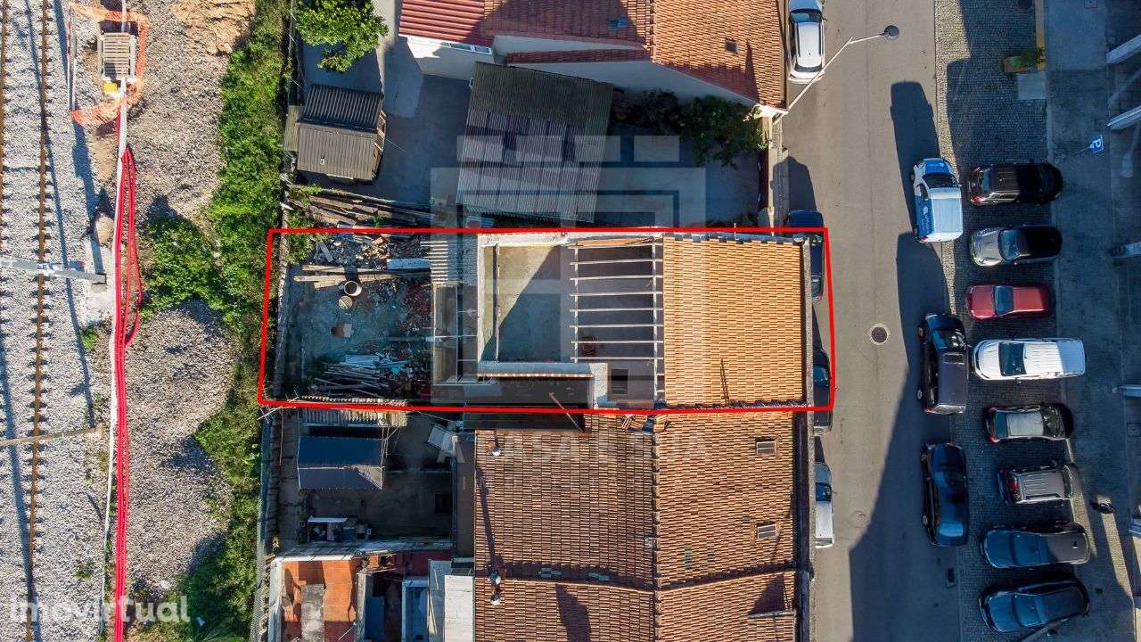 Moradia em fase de restauro a 500 metros da Estação das Devesas - Grande imagem: 2/19