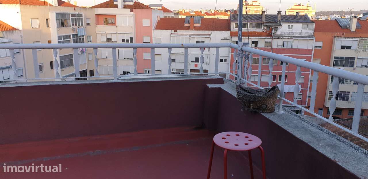 T0 equipado, renovado. Em frente aos Bomb da Amadora - Grande imagem: 2/11