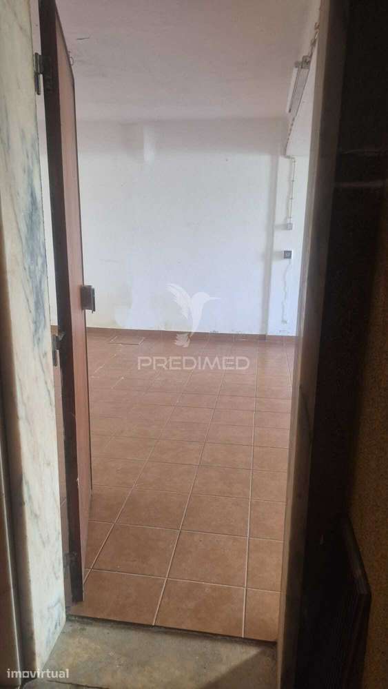 Garagem junto à estação de Rio de Mouro, Sintra - Grande imagem: 4/7