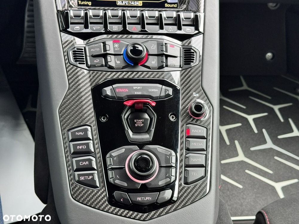 Lamborghini Aventador - 24