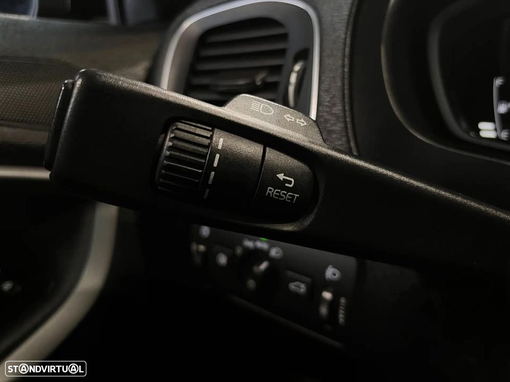 Volvo V40 - 24