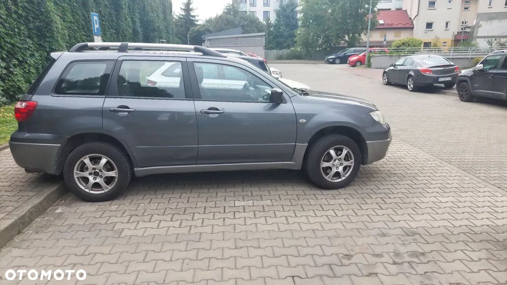 Mitsubishi Outlander - 2