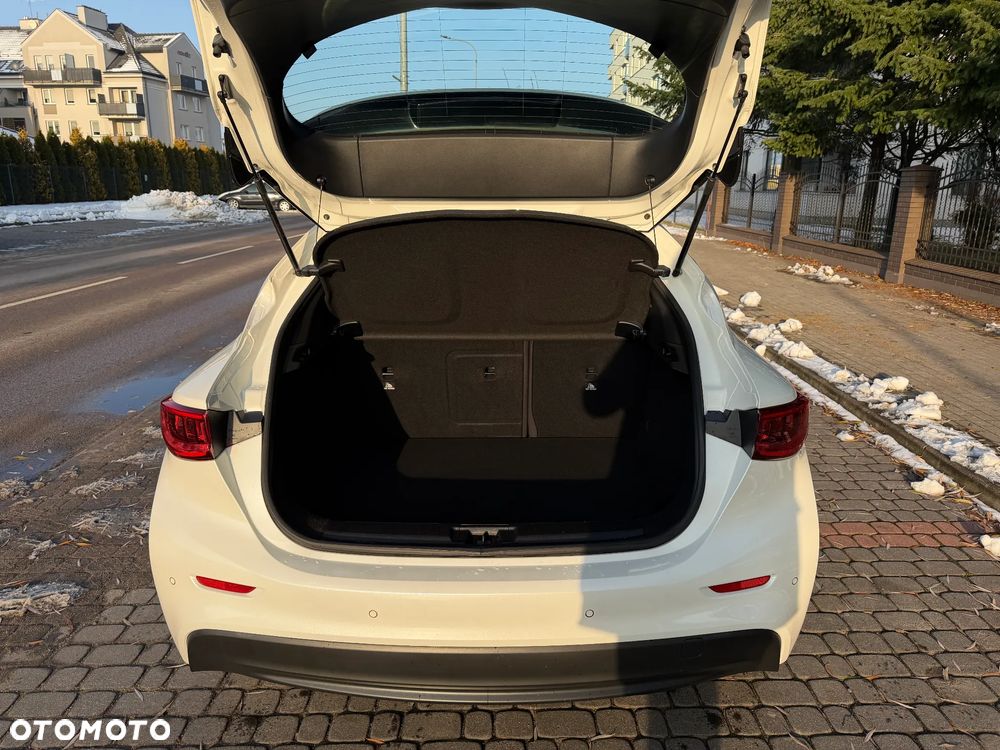 Infiniti Q30 1.5d Premium Tech Gallery White - 24