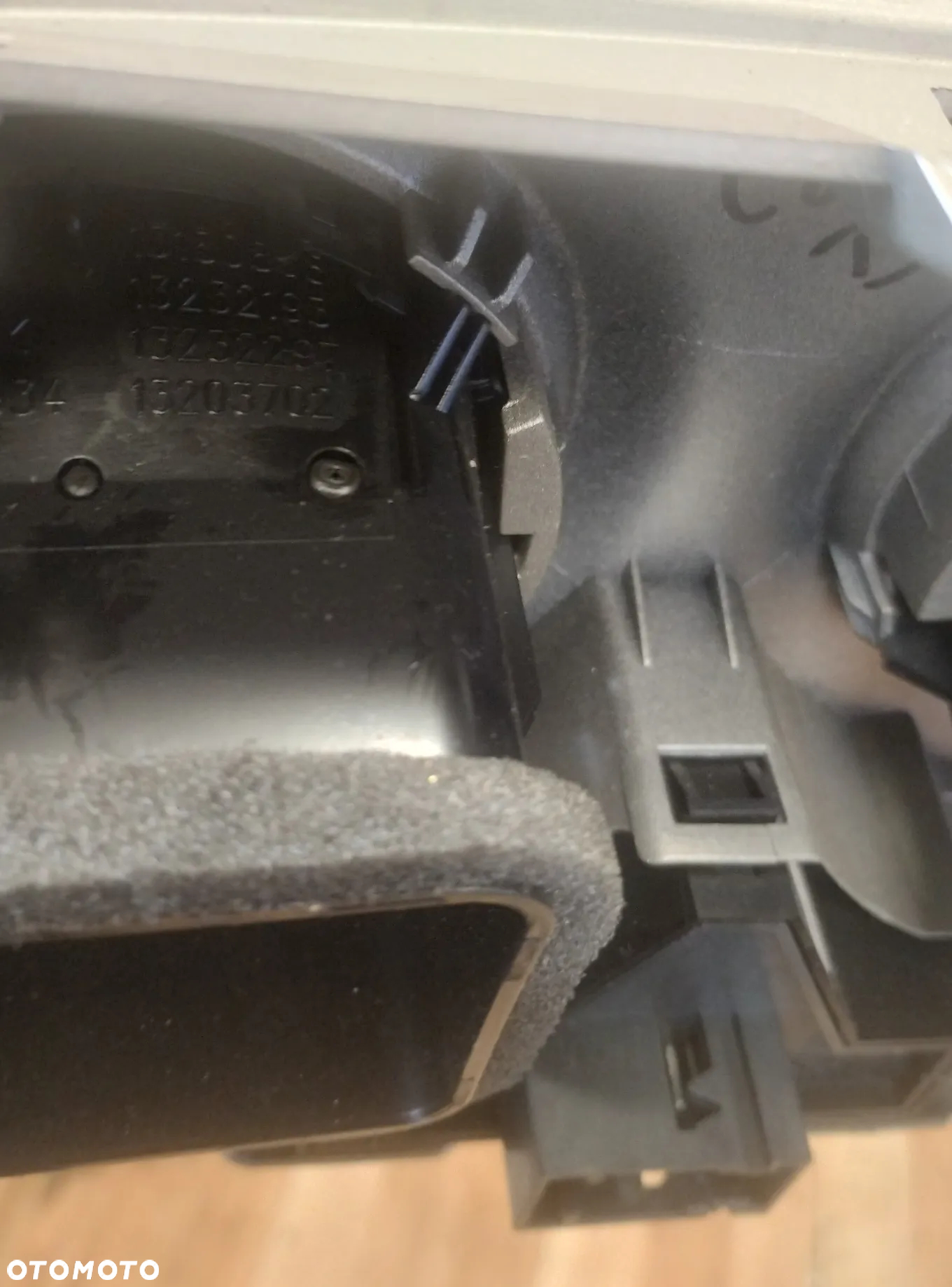 OPEL CORSA D 06-11 r. RAMKA KONSOLI kratki nawiewu środkowe + - 6
