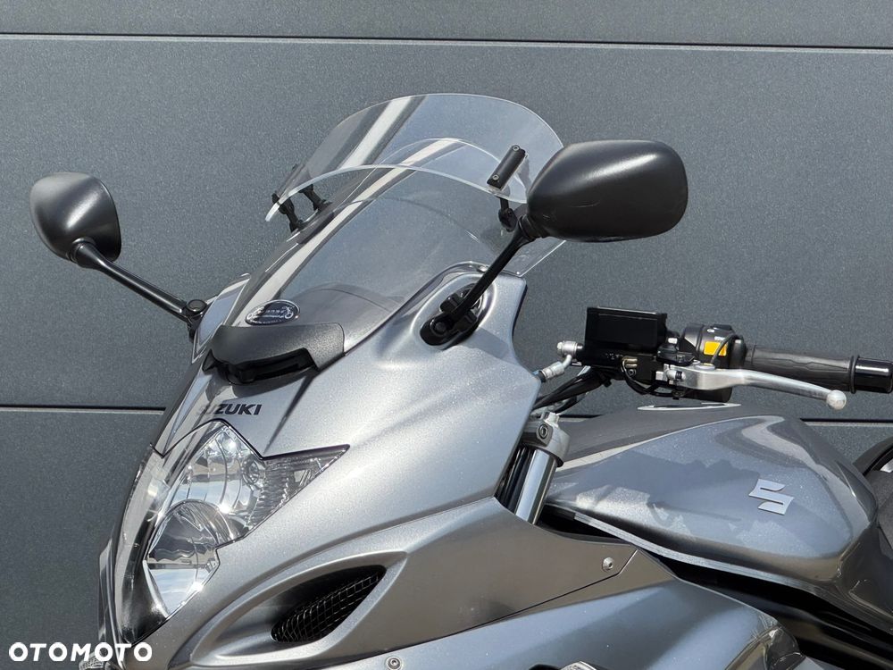 Suzuki GSX - 23