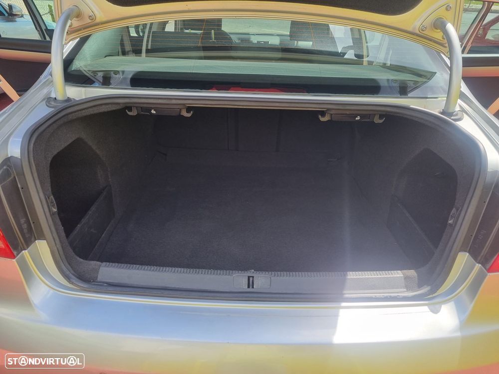 VW Passat 1.6 TDI Confortline - 17