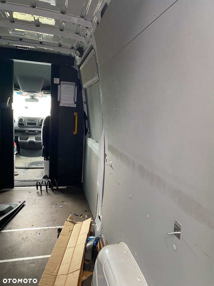 Mercedes-Benz Sprinter - 13