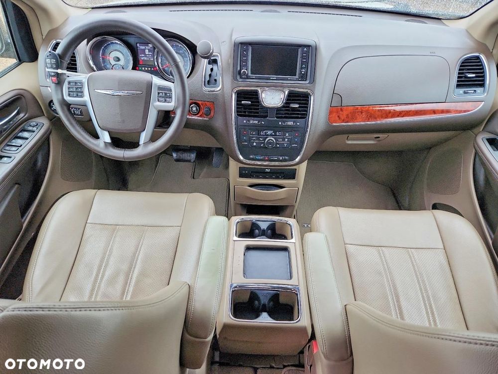 Chrysler Town & Country - 6