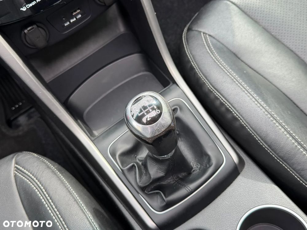 Hyundai i30 1.6 CRDi Fifa World Cup Edition - 13