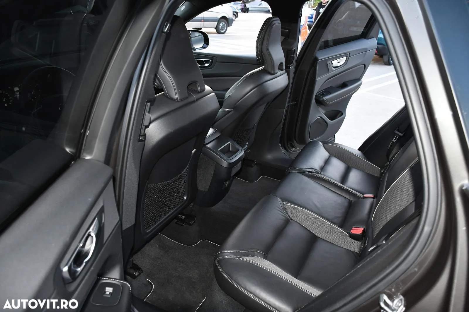 Volvo XC 60 B4 MHEV AT AWD Plus Dark - 17