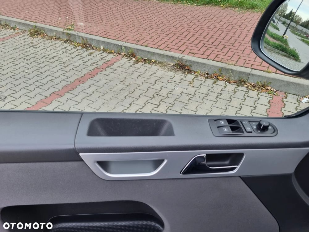 Volkswagen Multivan - 12