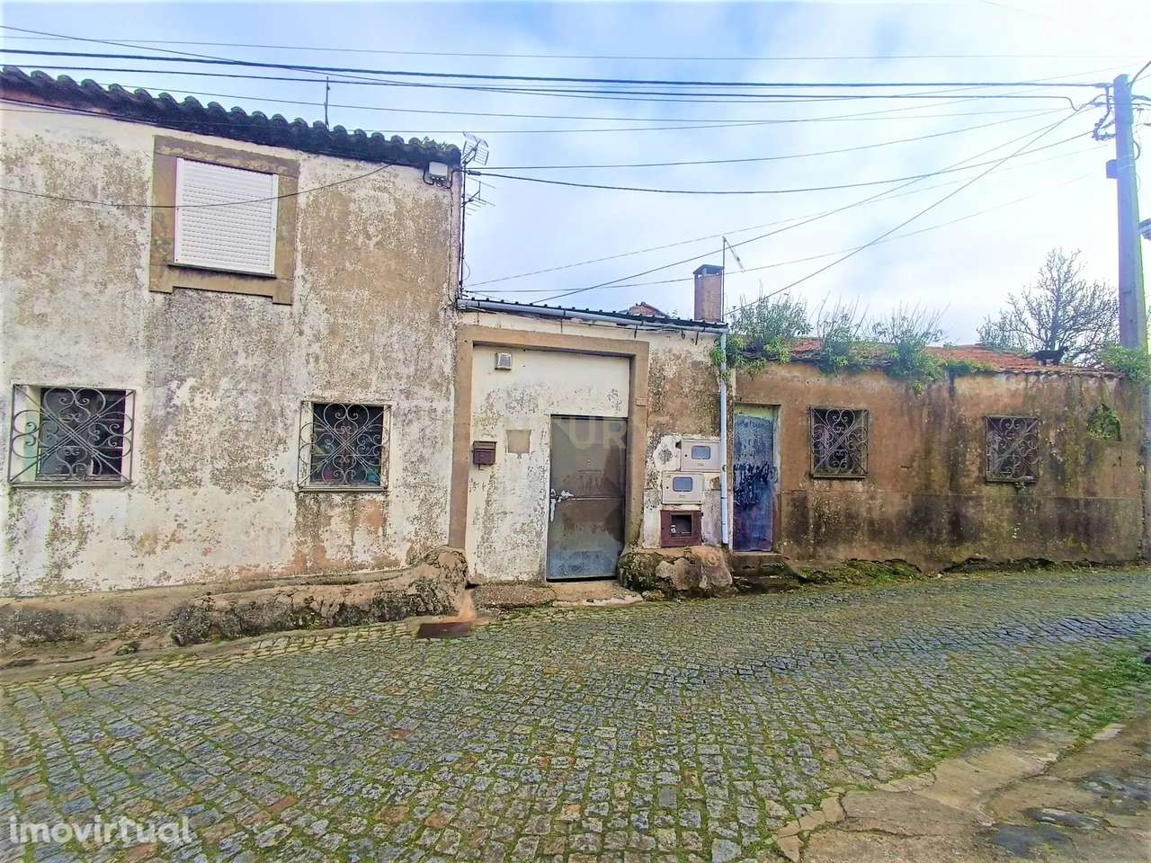 Duas moradias juntas para remodelar ou  edificar 3 mordias à entrada d - Grande imagem: 2/45