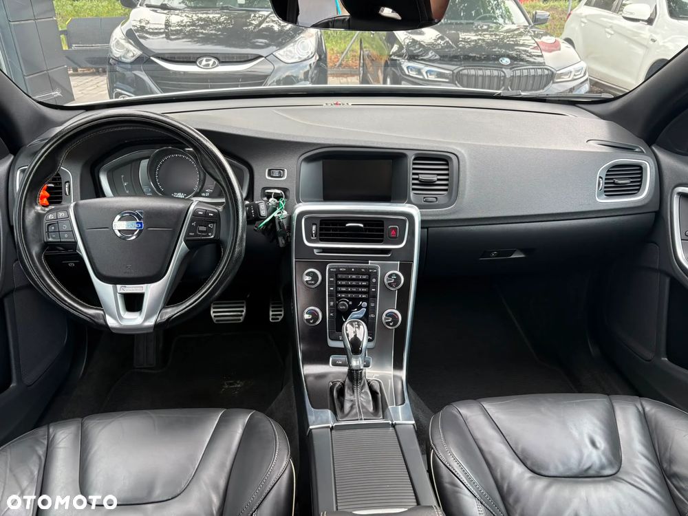 Volvo V60 D6 AWD Plug-in Hybrid R-Design Momentum - 13