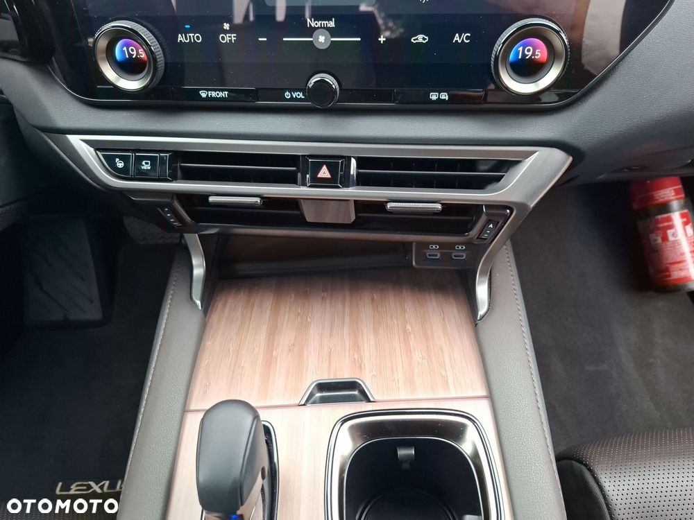 Lexus RX 450h+ Omotenashi - 30