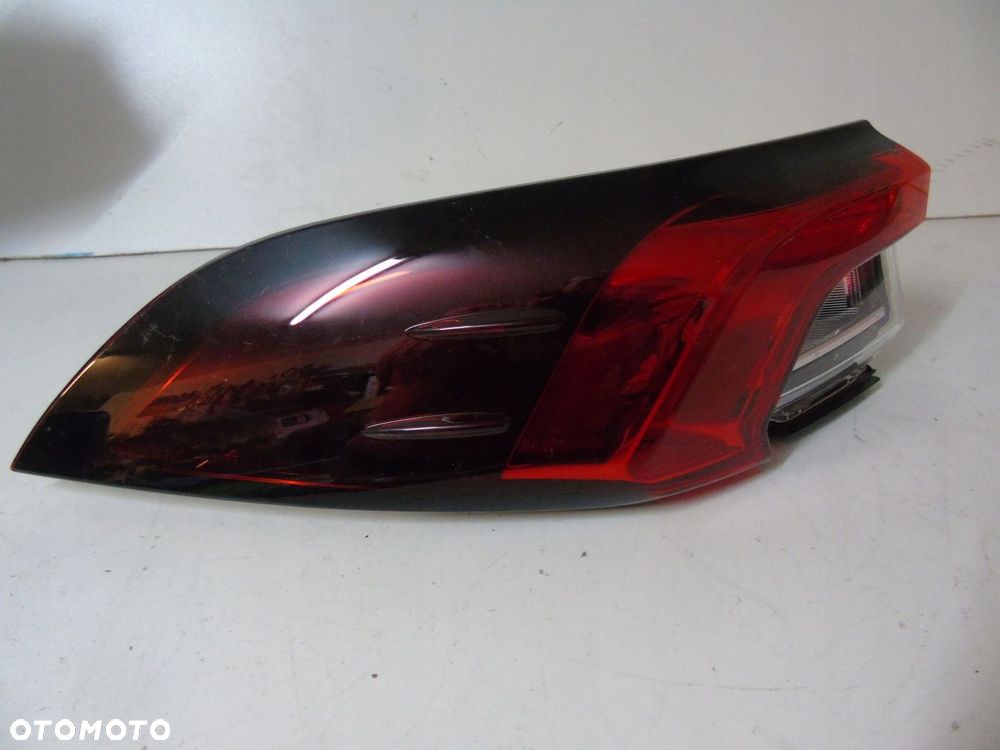 Toyota Corolla E21 sedan lampa tylna 81560-02D11-00 - 2