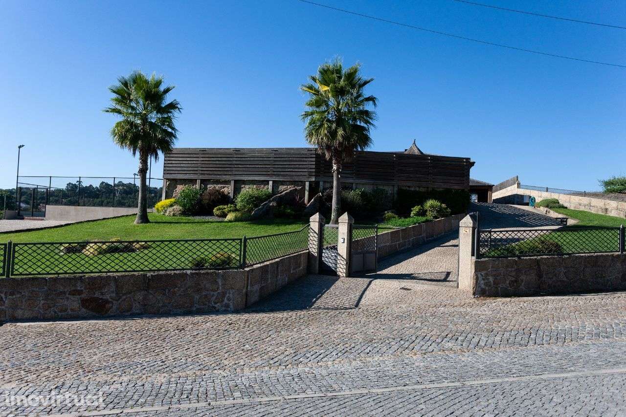 Moradia com Piscina e Campo de Ténis - Grande imagem: 2/38