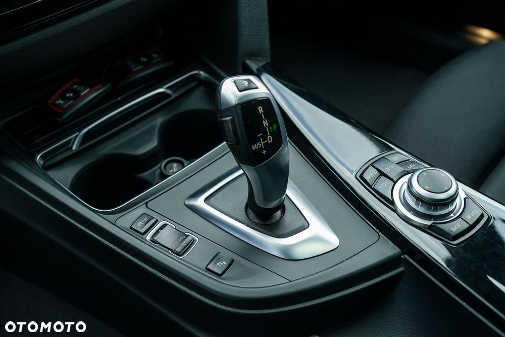 BMW Seria 3 320d Sport Line - 24