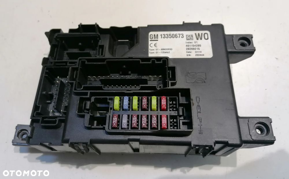 OPEL CORSA D 06-12r 1.2B  - SKRZYNKA BEZPIECZNIKÓW 13350673 - 1