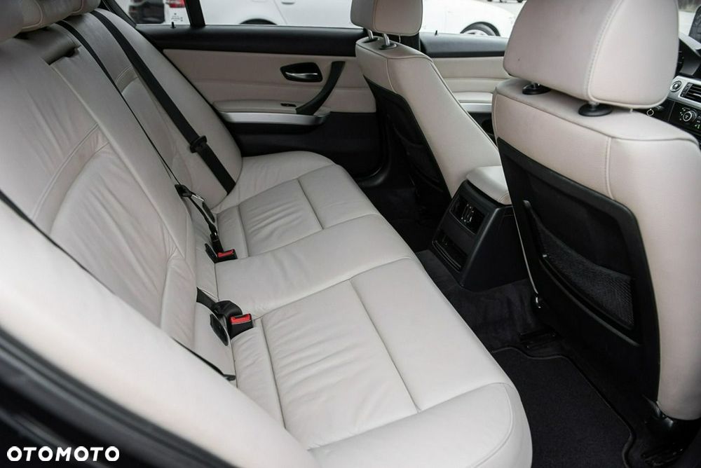 BMW Seria 3 325i Edition Sport - 9
