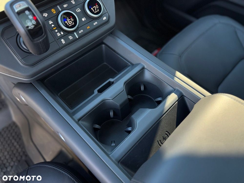 Land Rover Defender - 25